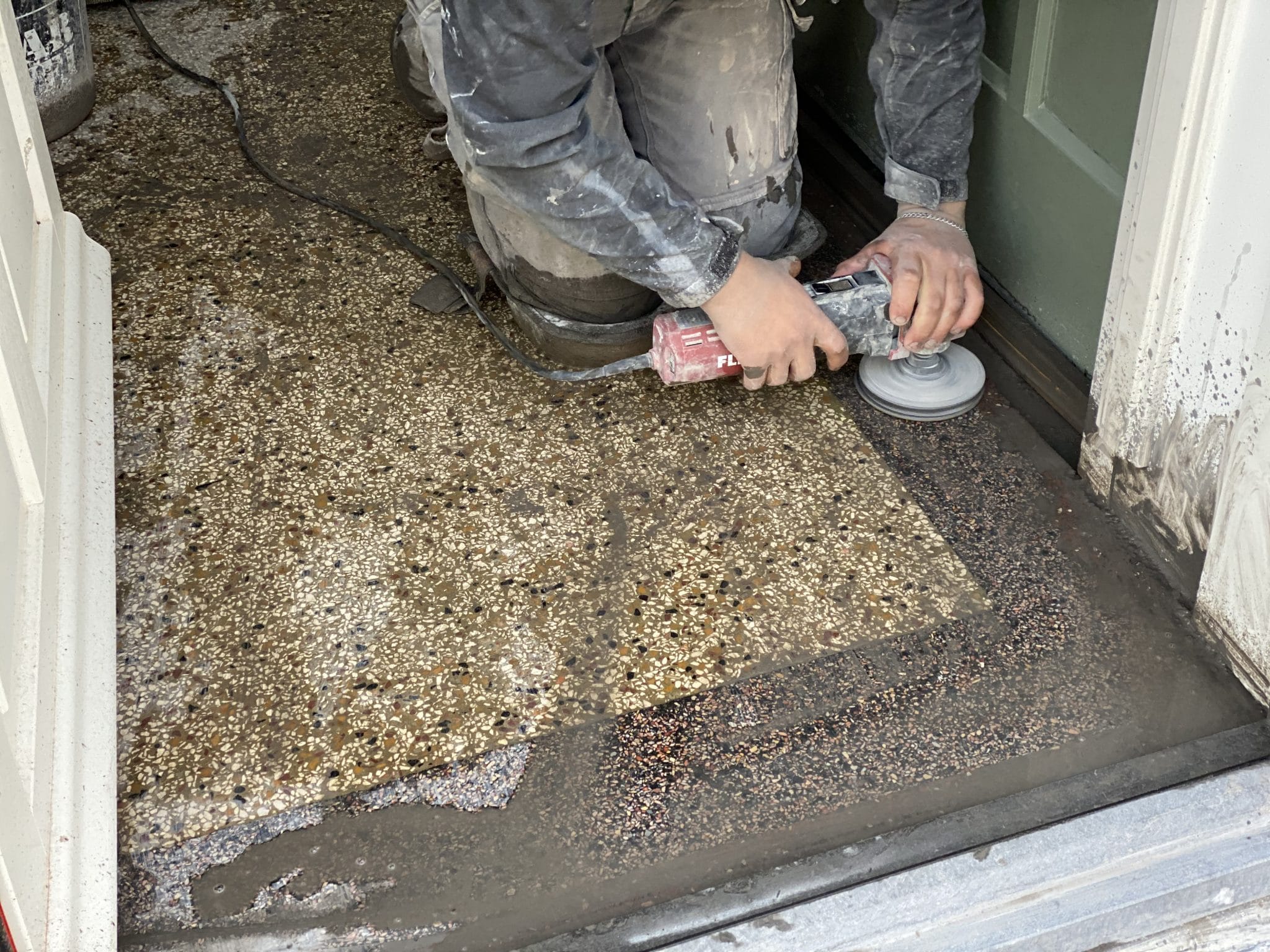 Kwik serveerster meest Granito vloer repareren | Verschil tussen granito en terrazzo